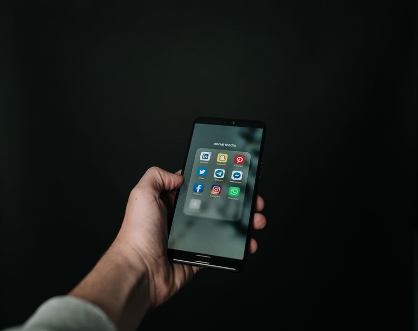 Empresário frustrado verificando mensagens desorganizadas no WhatsApp Business