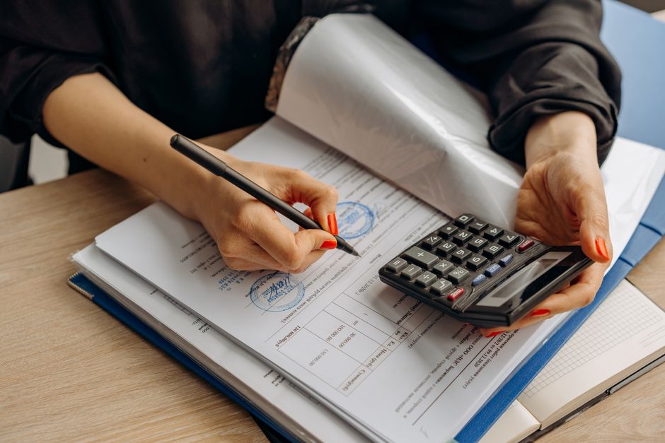 Planilha de orçamento com gráficos e cálculos financeiros para organização de eventos