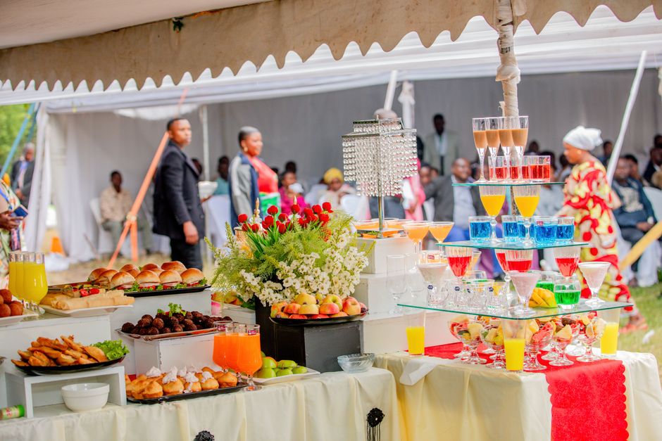 Gerente de buffet analisando planilha de orçamento e custos no computador