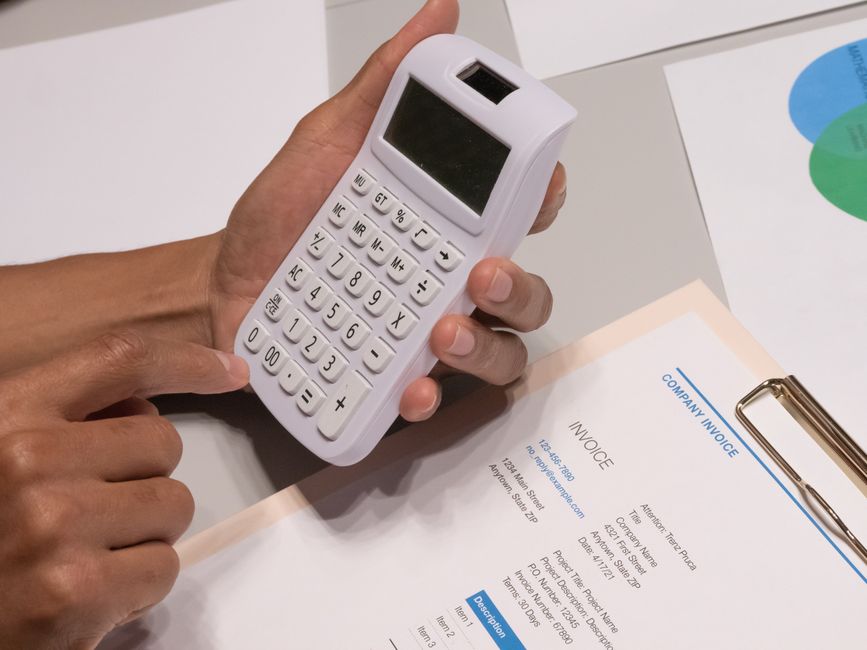 Gráfico financeiro mostrando perda de orçamento e custos crescentes para negócios