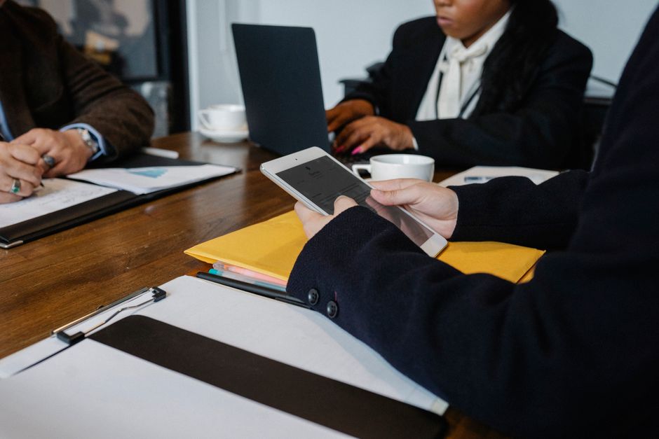 Equipe de profissionais utilizando sistema de mensagens para comunicação empresarial