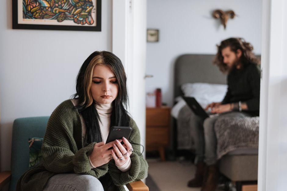 Smartphone mostrando conversas separadas de mensagens pessoais e comerciais organizadas