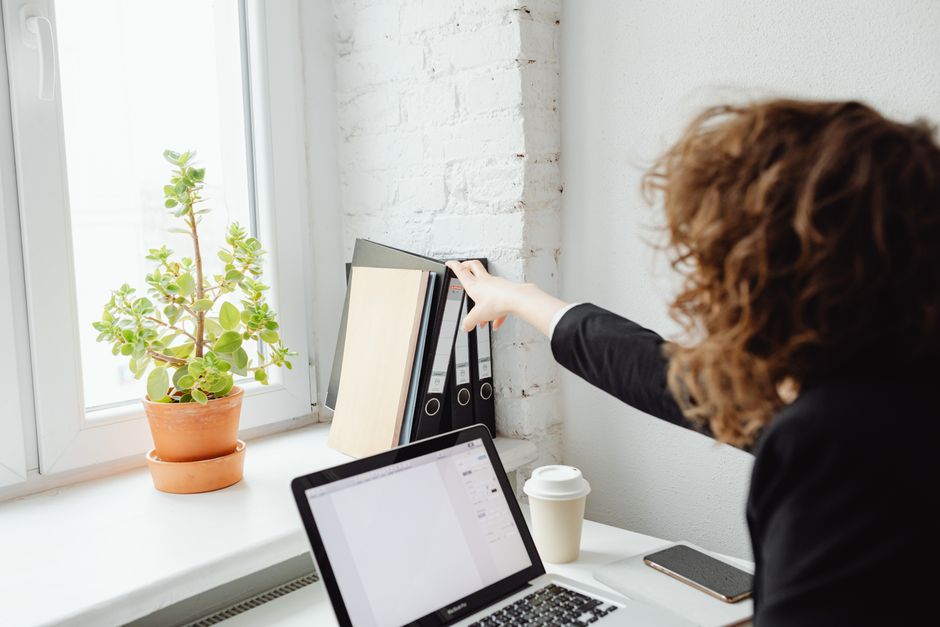 Tela de computador mostrando processo de backup de dados e contatos em sistema CRM