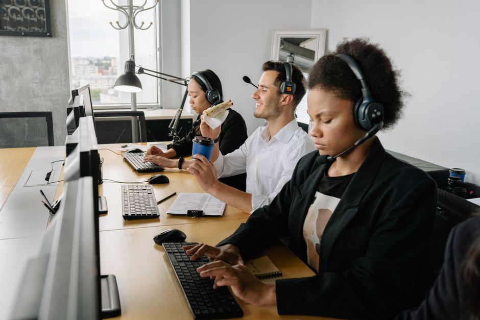 Fluxo de integração de CRM mostrando anexos e respostas automáticas em sistema