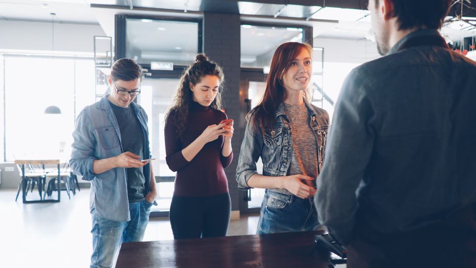 Cliente frustrado conversando pelo celular, representando perda de clientes no WhatsApp