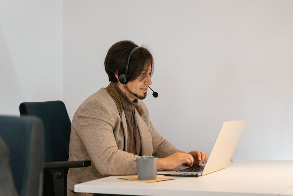 Profissional digitando mensagens de atendimento ao cliente no computador