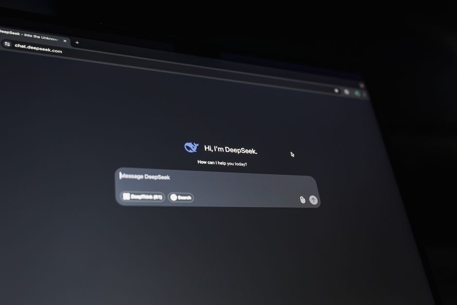 Notificação de alerta em smartphone mostrando resposta rápida ao cliente
