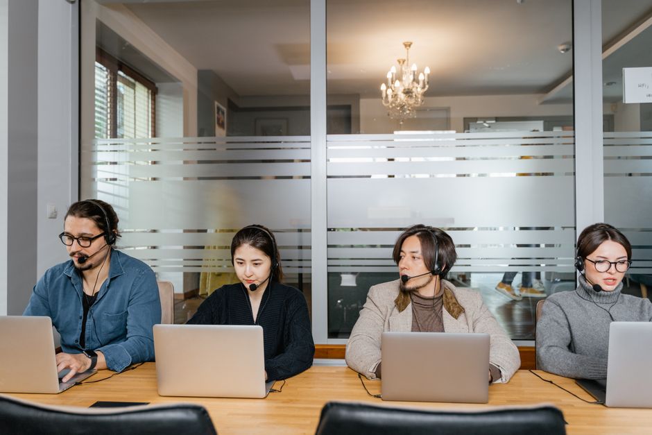 Equipe de atendimento reunida discutindo padrões de comunicação e processos