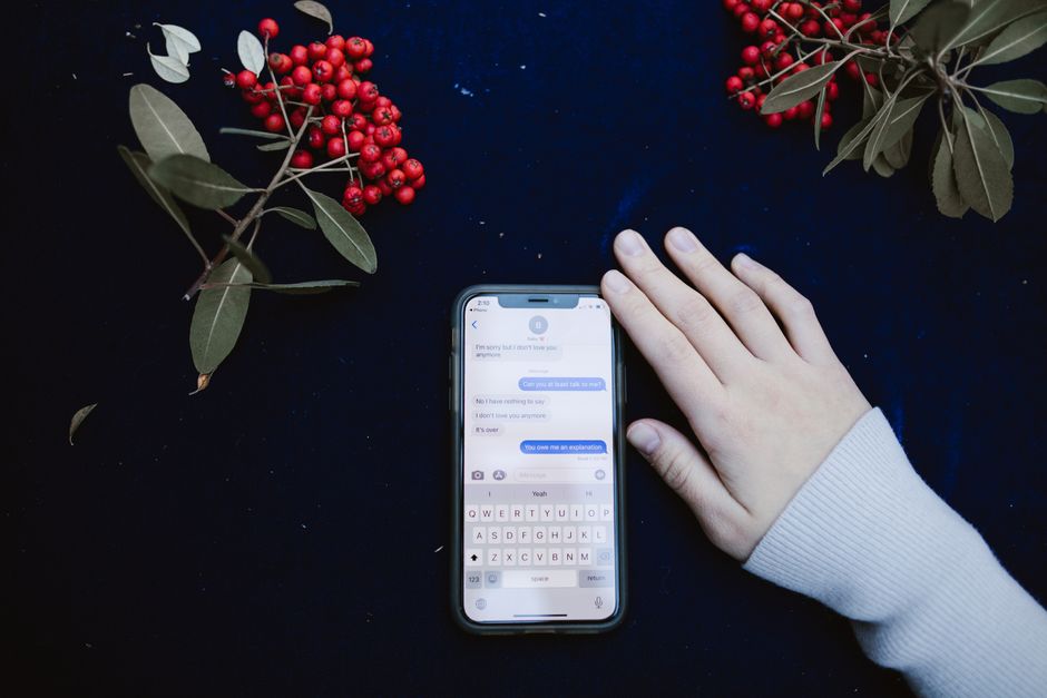 Mensagens não lidas desaparecendo na tela do smartphone com notificações