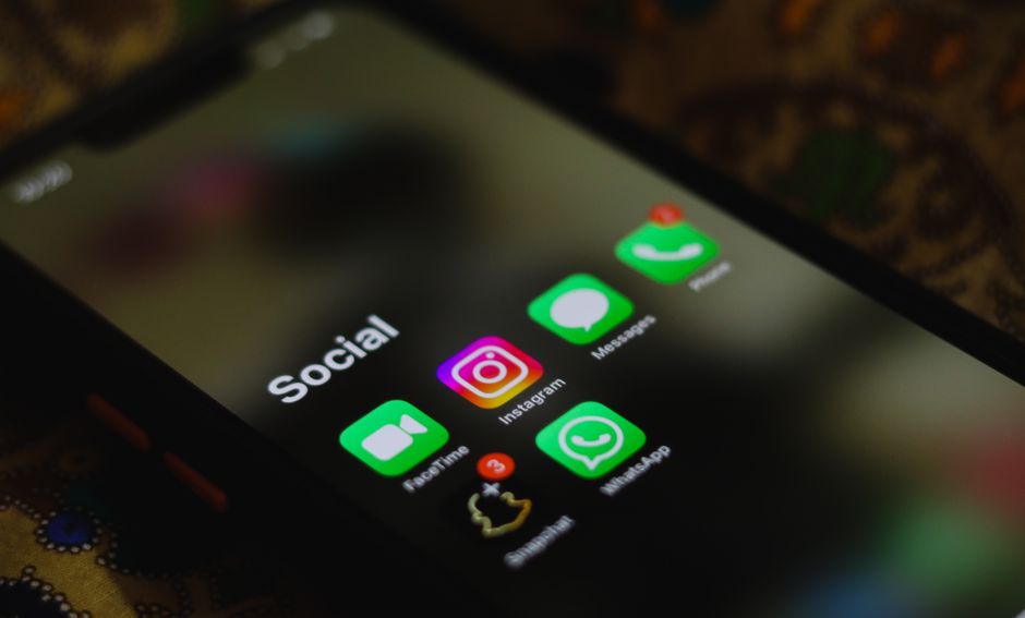 Notificações de mensagens não respondidas no celular com aplicativos de comunicação