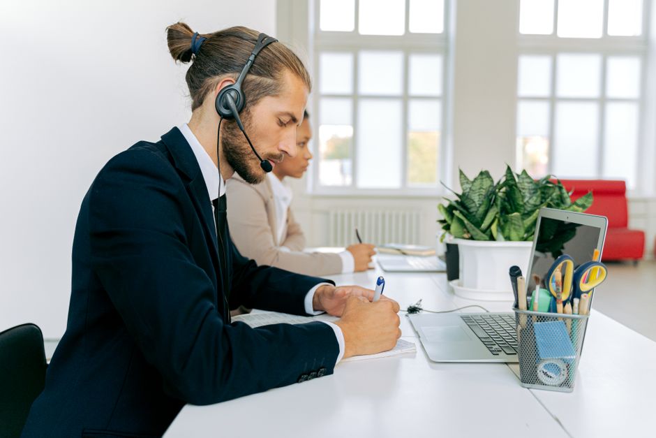 Profissional analisando gráfico de perda de clientes e comunicação interrompida
