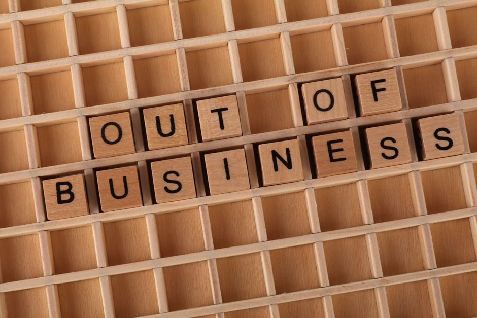 Empresário analisando gráficos de perda de clientes e dados comerciais