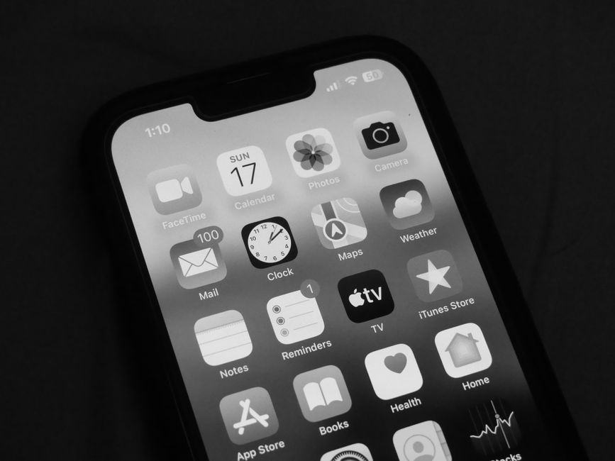 Tela de smartphone com várias notificações e mensagens desorganizadas acumuladas