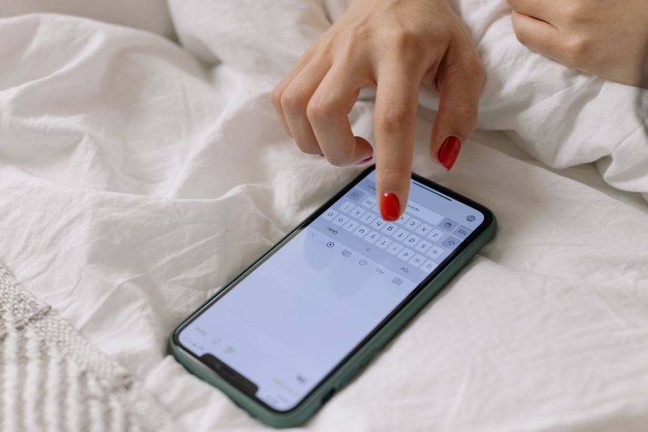 Notificação de alerta no celular indicando falta de retorno de clientes