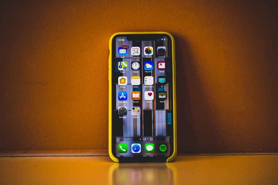 Alerta de notificação no smartphone com mensagens e indicadores visuais de aviso