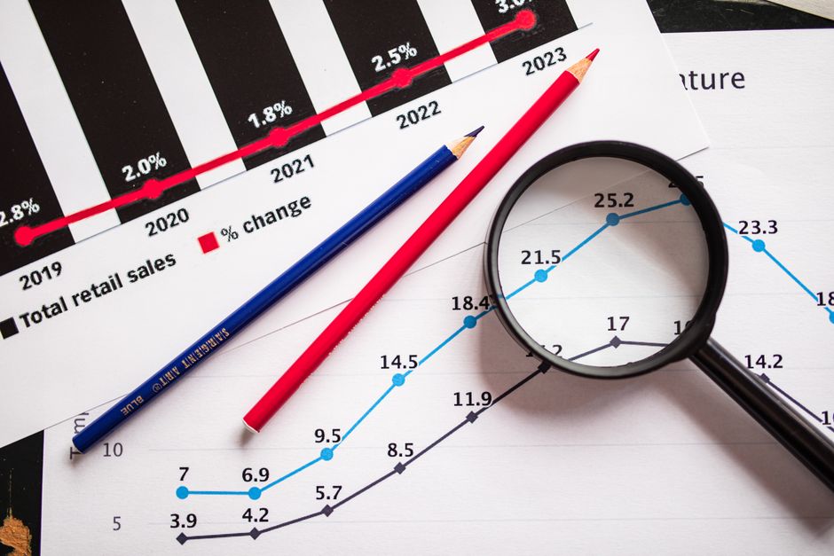 Dashboard com gráficos e relatórios de vendas de imóveis no computador