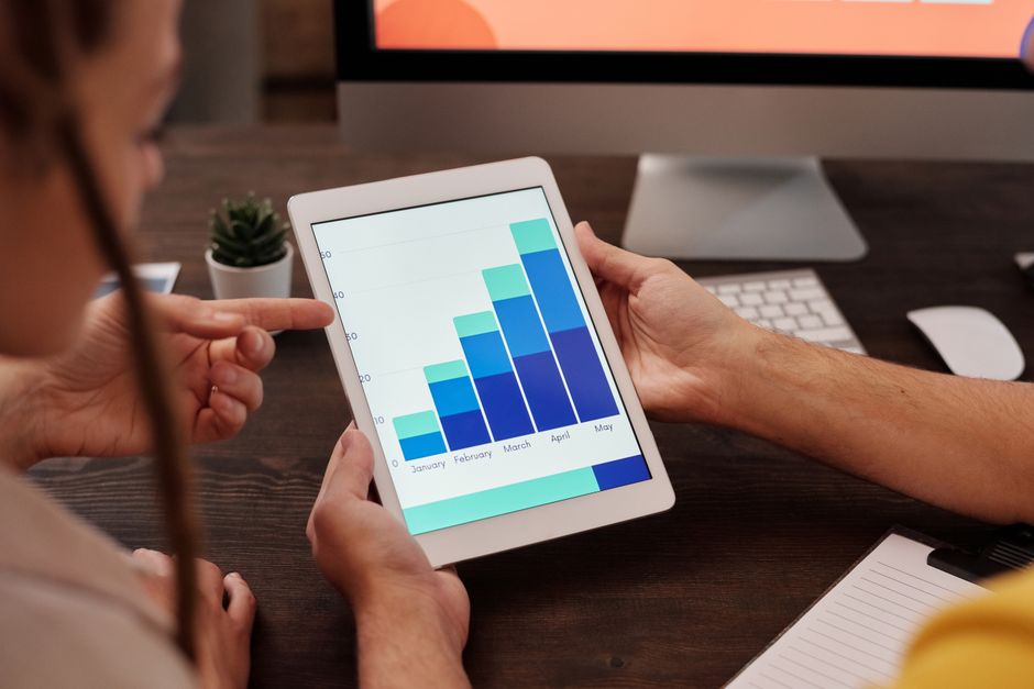 Dashboard com gráficos de funil de vendas sendo analisado em computador