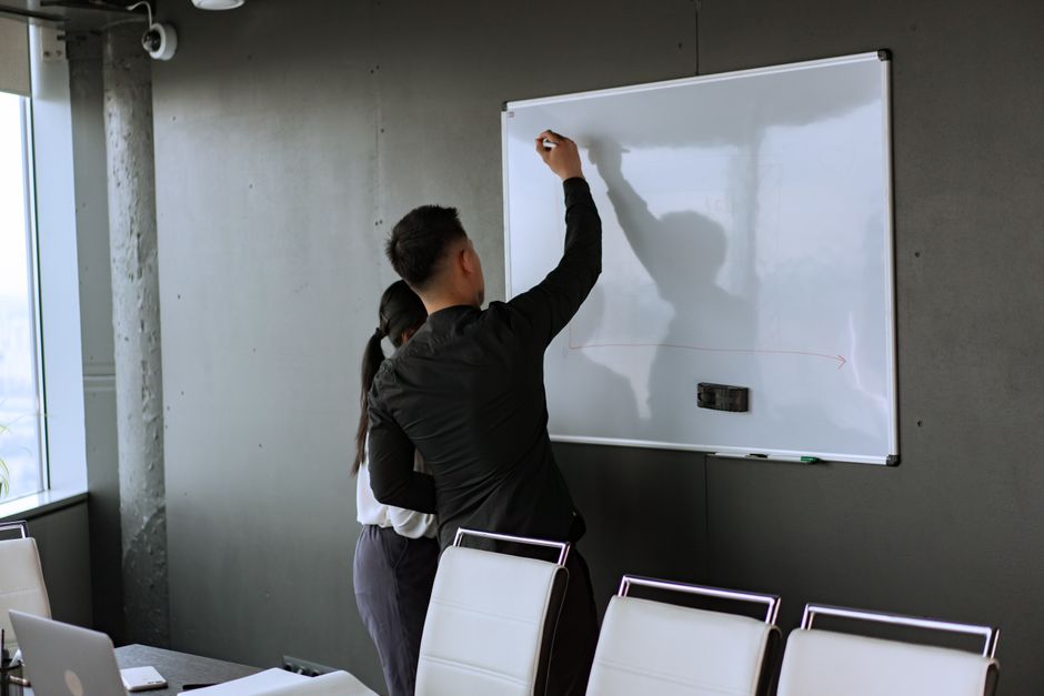 Diagrama de etapas de funil de vendas desenhado em quadro branco