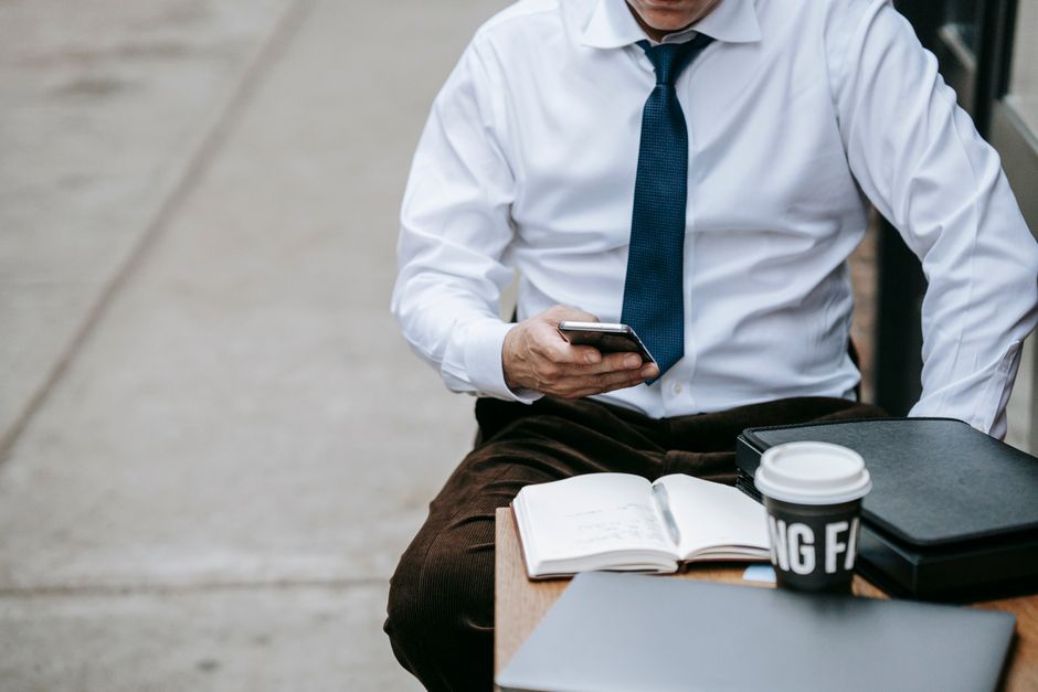 Duas telas de celular mostrando aplicativos de mensagem separados