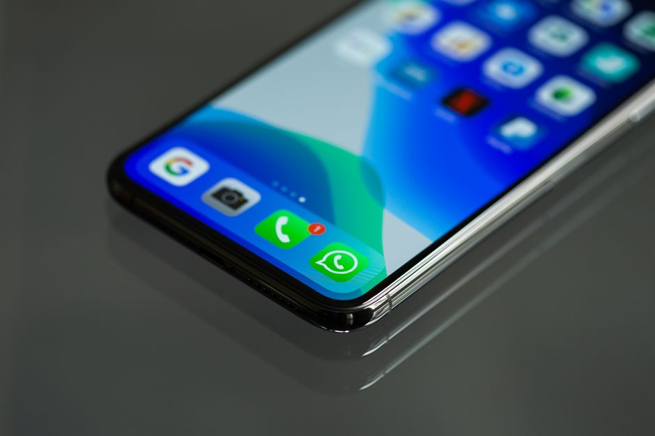 Equipe padronizando atendimento via WhatsApp com padrões de qualidade consistentes