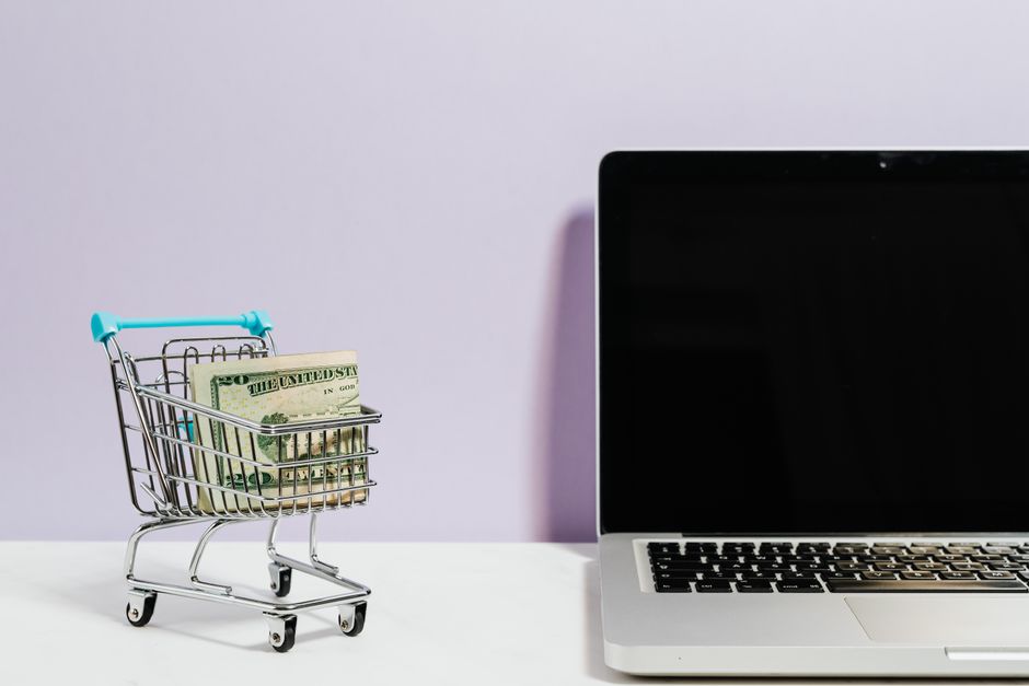 Funil de vendas digital representado em interface de aplicativo de mensagens